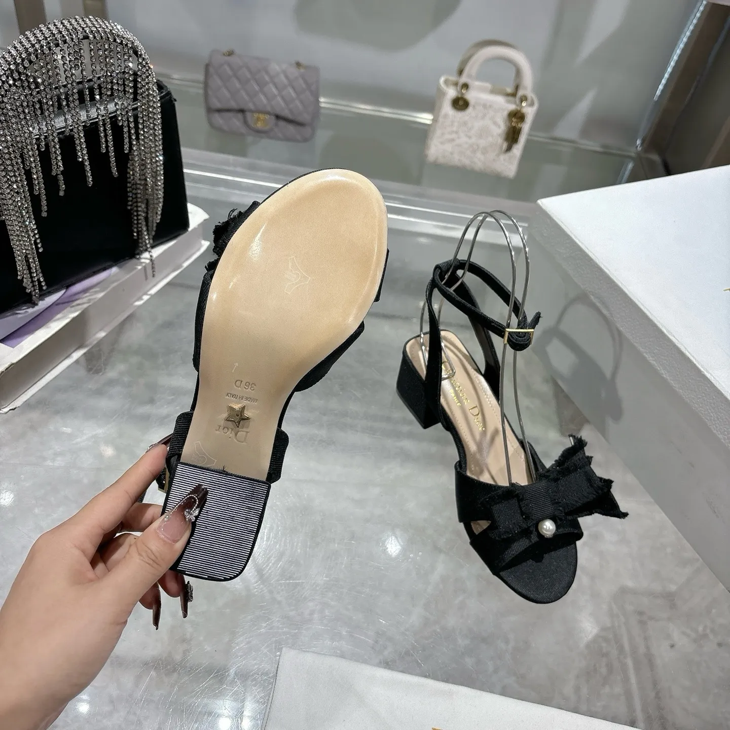 👟👟Ex-factory price 520👟👟 🎆Fringed webbing women's shoes Dior Dior 2024 spring and summer catwalk new Adiorble women's shoes CD star's same fashion tassel bow square head pearl letter logo hardware buckle high-heeled hollow sandals The top high-end version on the market Upper: original customized tassel grosgrain Lining: sheepskin lining foot pad Outsole: Italian leather outsole Heel height: 8.5cm Size: 34-41 (34.40.41. Customization is non-refundable)